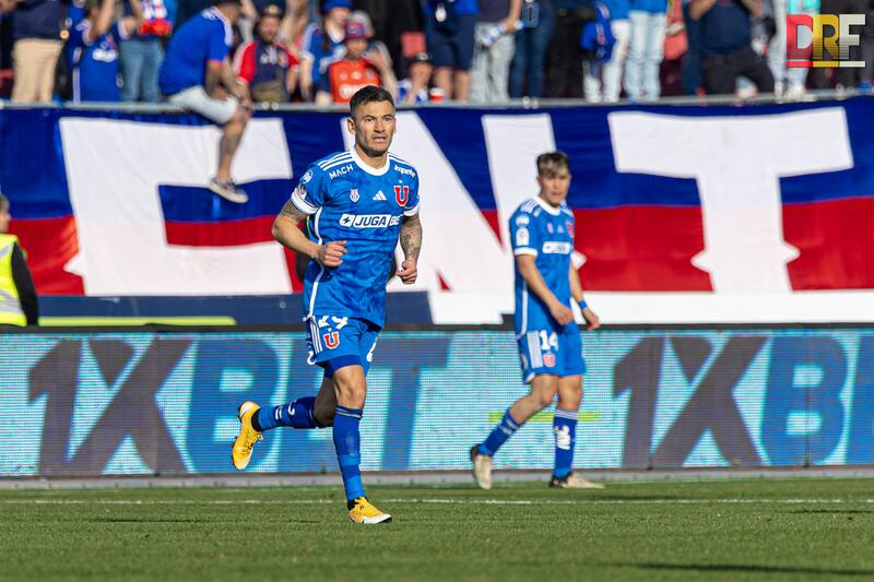 Charles Aránguiz en su reestreno con los azules. Foto: Felipe Escobedo.