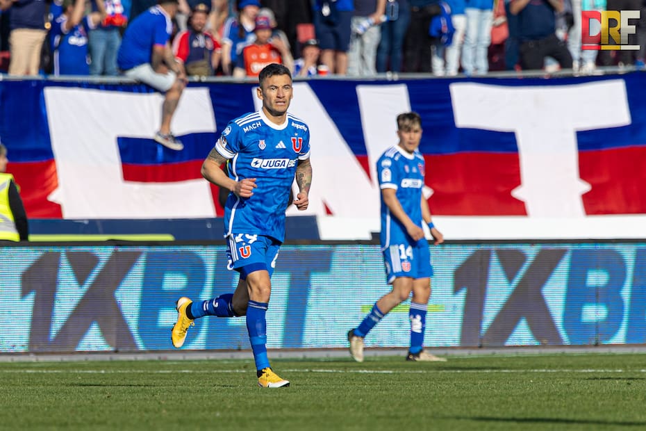 Charles Aránguiz en su reestreno con los azules. Foto: Felipe Escobedo.