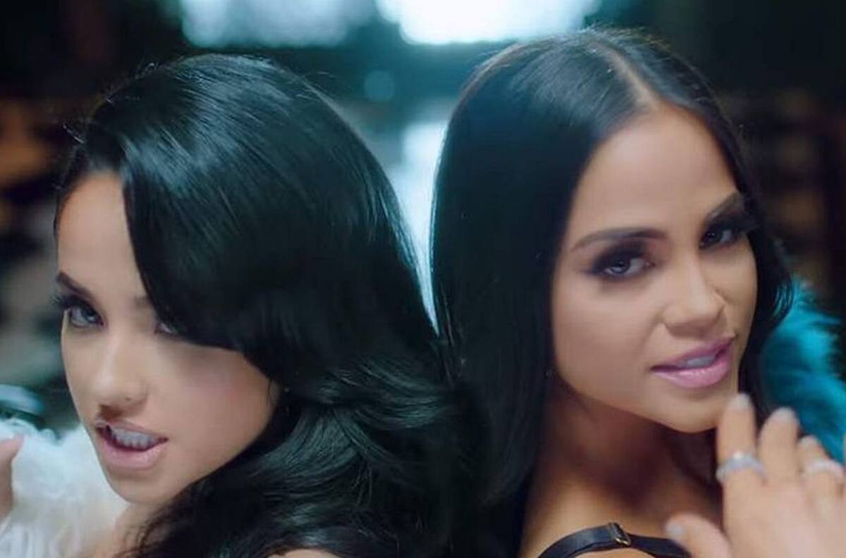 Becky G y Natti Natasha recordaron con osada postal su éxito "Sin Pijama"