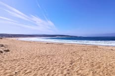 A menos de 2 horas de Santiago: Esta playa apta para el baño es la mejor para visitar en febrero