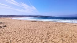 A menos de 2 horas de Santiago: Esta playa apta para el baño es la mejor para visitar en febrero