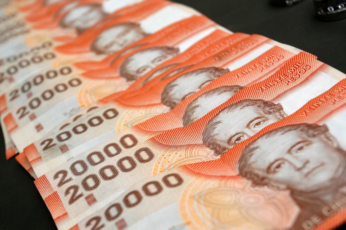 Billetes de 20.000 chilenos sobre una mesa