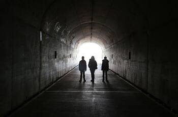 Reto Viral: ¿Puedes descifrar la forma en la que esta familia pueda atravesar el oscuro túnel?