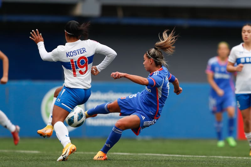 La UC y la U animaron un vibrante partido en La Florida, con un excelente marco de público. Foto: Javiera Mera/Prensa U de Chile.