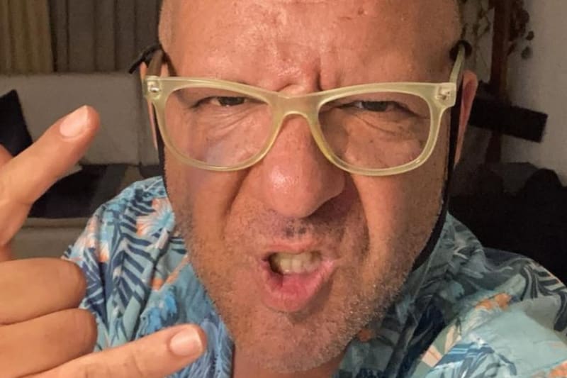 tiene 49 años de edad.