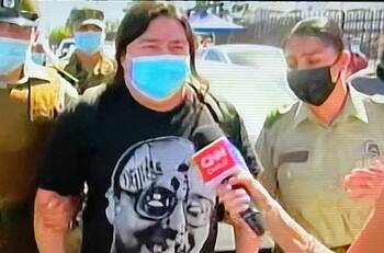 Detienen a vocal de mesa por vestir polera con cara baleada de Jaime Guzmán