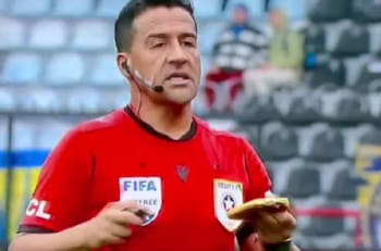 VIDEO | Cosas del fútbol chileno: arquero de Huachipato recibió una sopaipilla mordida en pleno partido