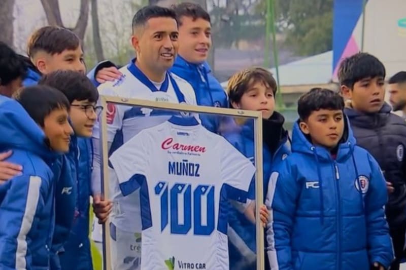 Pedro Muñoz cumpliendo 100 partidos con Deportes Santa Cruz.