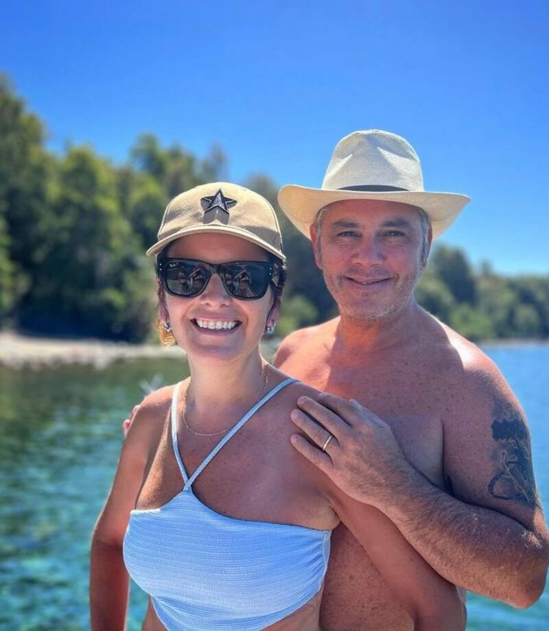 Tuvo entretenida velada junto a su esposa.