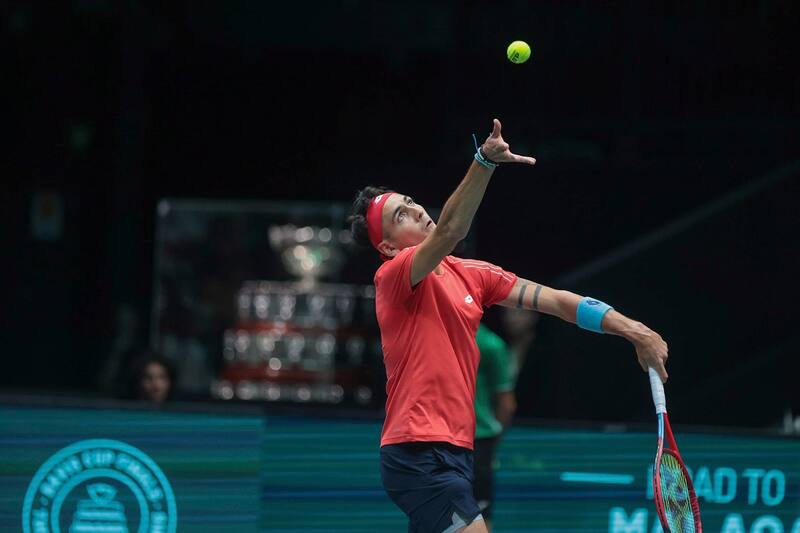 Alejandro Tabilo jugando en Copa Davis. Luis Sevilla / @revesfotografico
