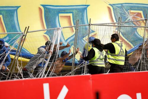 Sus hinchas entraron a la cancha y agredieron a los guardias de seguridad. Foto: Photosport