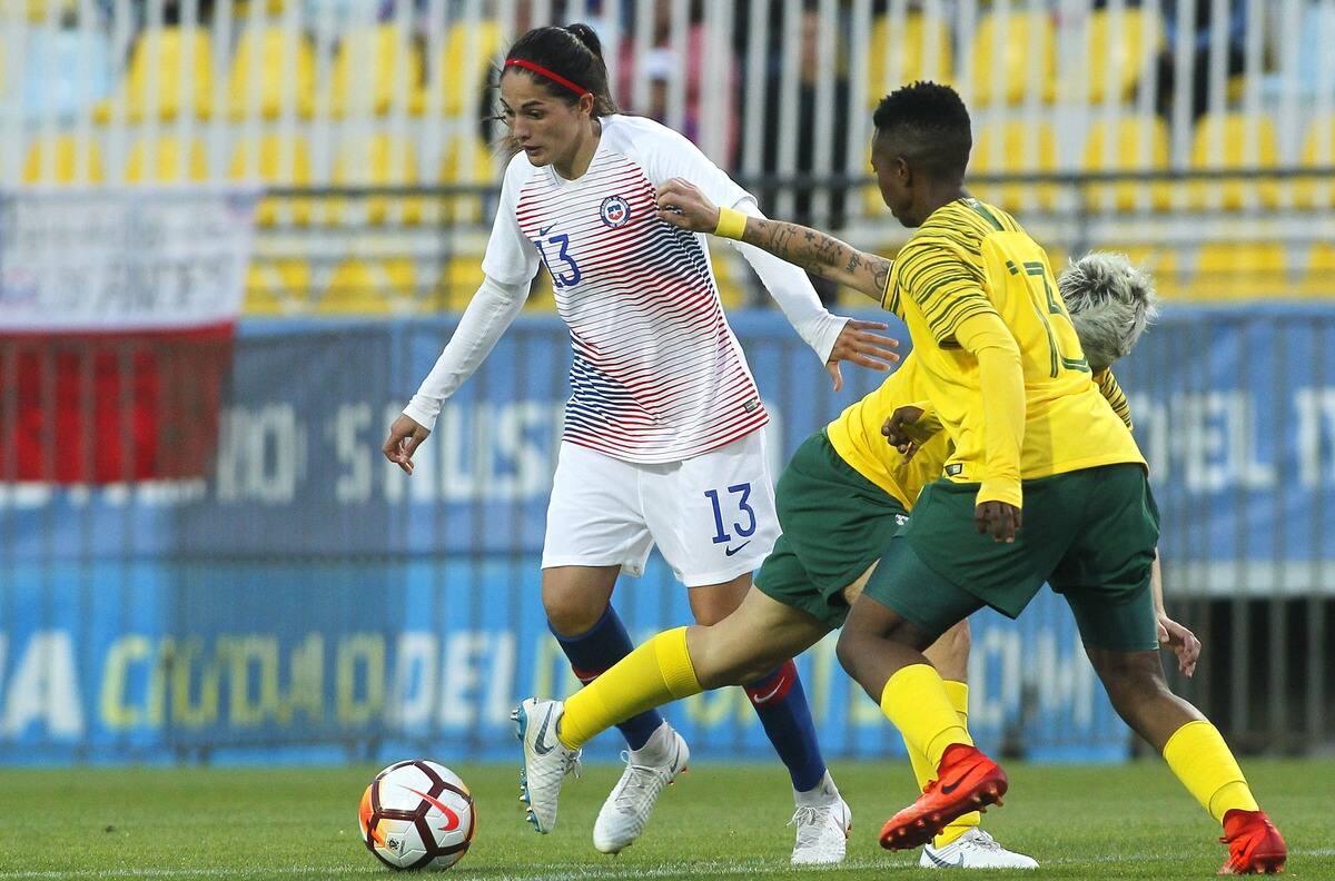 Entrevista | Bárbara Santibáñez: "La indiferencia de la UC con el fútbol femenino me parece grave"