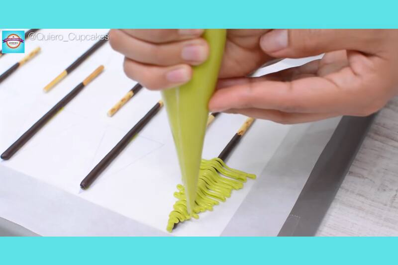 Deberás hacer la decoración con el chocolate de esta forma. (Quiero Cupcakes (YouTube))