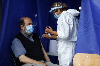 Adultos mayores reciben dosis equivocada contra el COVID-19: tendrán que vacunarse nuevamente