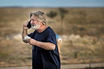 Actor de la película "Rust" rompe el silencio tras accidente de Alec Baldwin y confiesa malas condiciones de trabajo