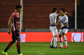 El golazo de mitad de cancha de jugador de San Lorenzo en la Copa de la Superliga
