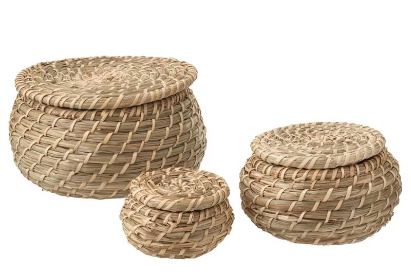 Un set de tres cajas de almacenaje con tapa, ideal para mantener tus pertenencias fuera de vista.