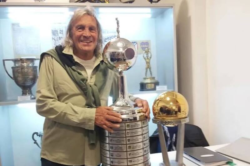 El Loco, con la Copa Libertadores, trofeo que conquistó en dos oportunidades.