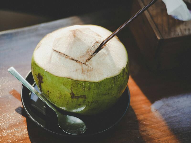 El agua de coco se obtiene de cocos verdes. Créditos: Pexels.