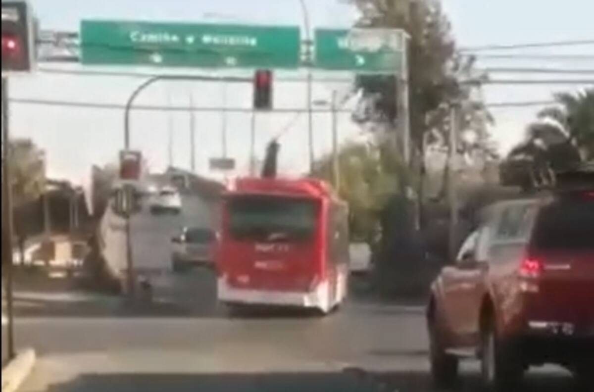 VIDEO | Sujetos robaron bus en Maipú: Tras chocar fueron golpeados por los propios pasajeros