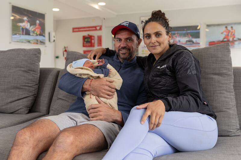 María José junto a su pareja y entrenador, Maxime Beaumont, y su primogénito, Théo, en las dependencias del centro de entrenamiento de Curauma.