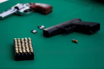 ¿Civiles podrían andar armados? Diputado anuncia proyecto para consagrar el uso legítimo de armas de fuego