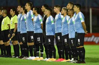 Insólito: Uruguay podrá contar con jugador con PCR positivo para el partido ante La Roja