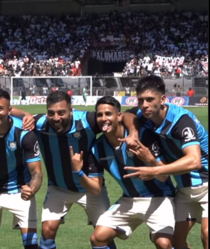 El volante celebró el triunfo ante Colo Colo haciendo el gesto de la U.
