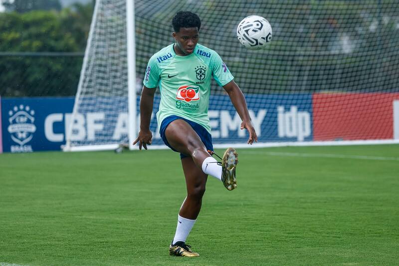 Endrick, entrenando con Brasil.