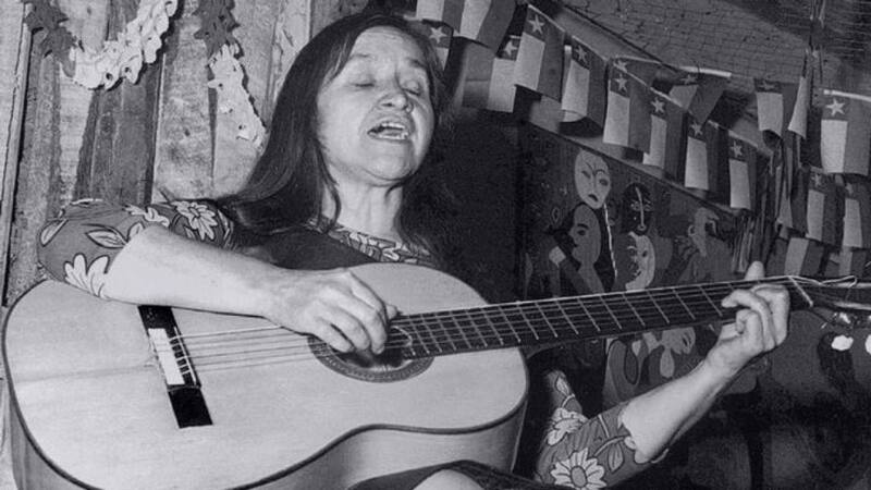 Violeta Parra es la cantante más importante de la historia de Chile y una de las más influyentes en cuanto al folclore latinoamericano. Sus obras han sido homenajeadas y versionadas tanto en nuestro país como todo el mundo.