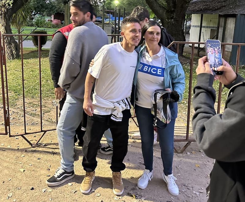 El Enano se sacó foto con la parcialidad cruzada que llegó al Estadio Germán Becker. Crédito: @Nissin_Alvo_R.