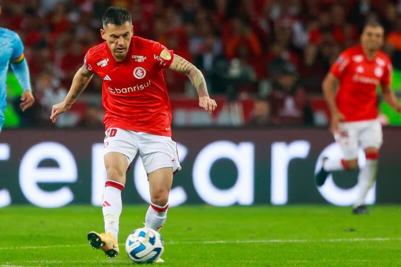 Charles Aránguiz en el Inter de Porto Alegre.