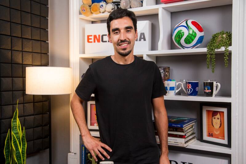 El nuevo de la DT en los estudios de En Cancha, donde conversó con Mario Salas en el podcast Área Técnica. Foto: Cristián Martínez.