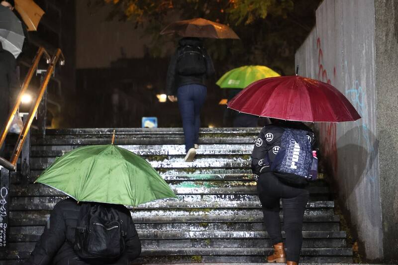 Fuertes precipitaciones están cayendo en toda la Región Metropolitana durante este jueves.