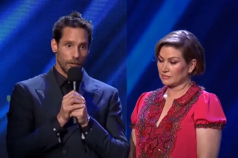 El actor interrumpió los Premios Caleuche para defender a su compañero Roberto Farías. Créditos: TVN.