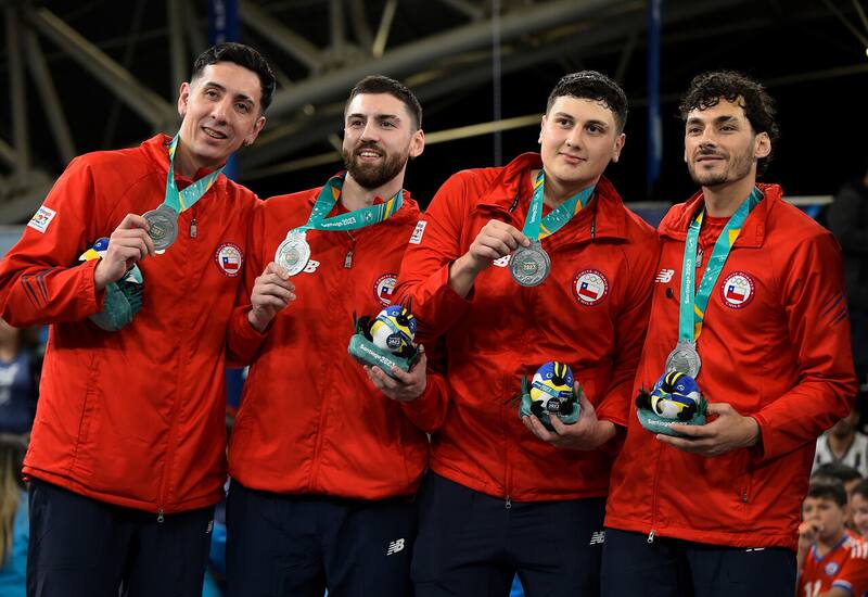 El equipo nacional de básquetbol 3x3 posa con sus medallas de plata (crédito: Photosport)