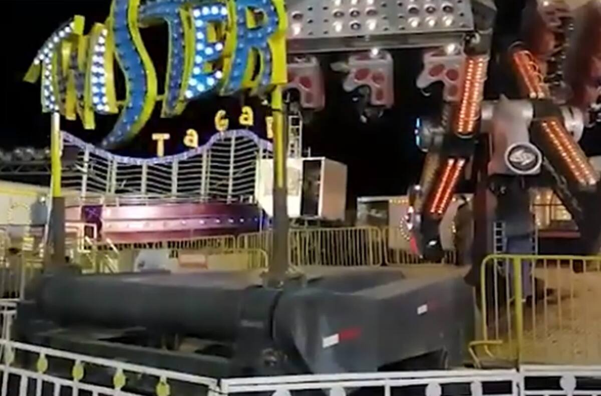 Niños fueron rescatados por bomberos tras permanecer de cabeza en juego de feria de Los Vilos