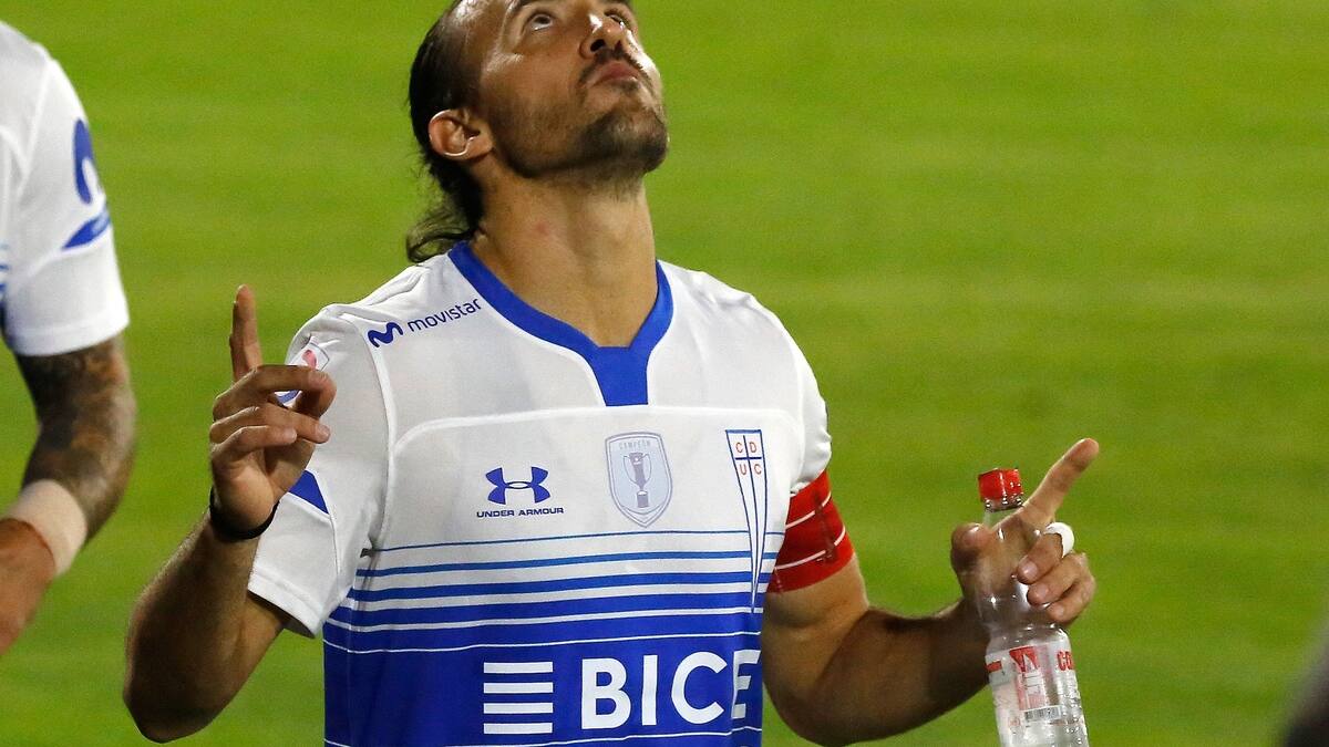 "Chapa" leyenda: Fuenzalida igualó a Mario Lepe y se convirtió en el jugador más ganador de la UC