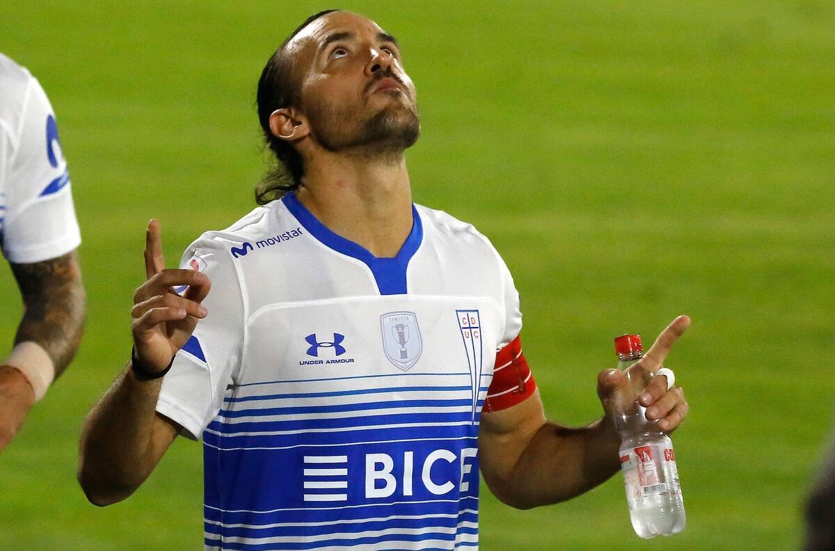 "Chapa" leyenda: Fuenzalida igualó a Mario Lepe y se convirtió en el jugador más ganador de la UC