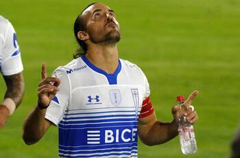 "Chapa" leyenda: Fuenzalida igualó a Mario Lepe y se convirtió en el jugador más ganador de la UC