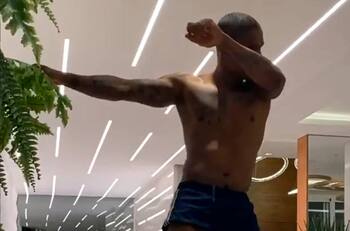 Douglas Costa no la pasa nada mal en su confinamiento en Italia