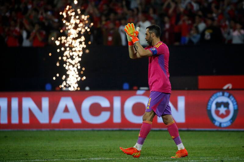 El golero de La Roja condicionó su permanencia en el fútbol. Foto: Aton.