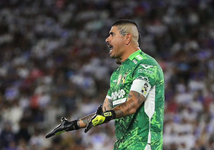 Mono Sánchez fiel a su estilo tras burlas de los hinchas de la UC: “No se perdió una copa, no se perdió una final”