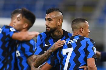 Alexis Sánchez y Arturo Vidal dependen de un uruguayo y un italiano para seguir en Inter de Milán