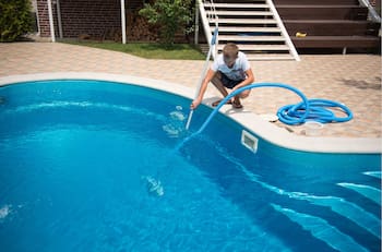 Truco casero para aspirar el fondo de la piscina de tu casa y dejarla impecable: Solo necesitas dos productos