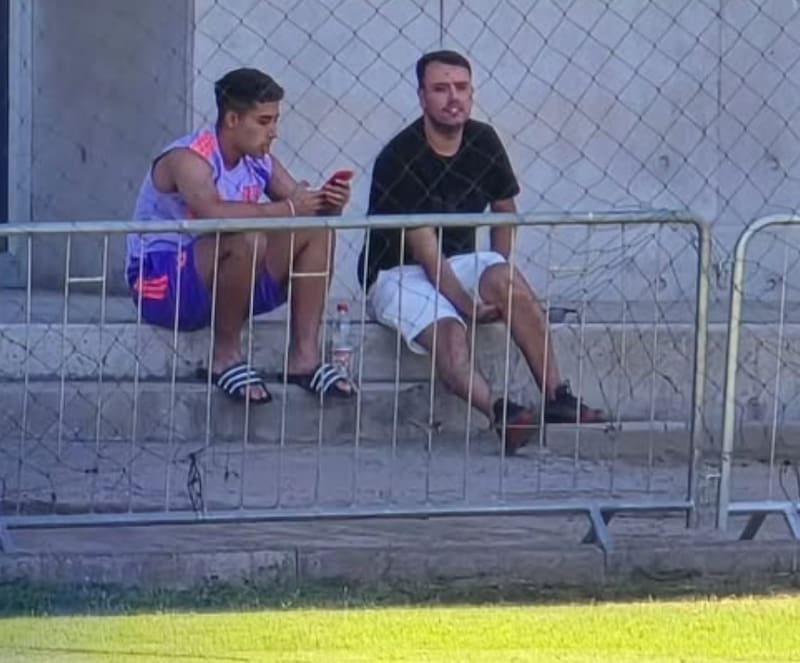 El delantero viendo a la Sub 18 de la U. Foto: La Voz Azul.