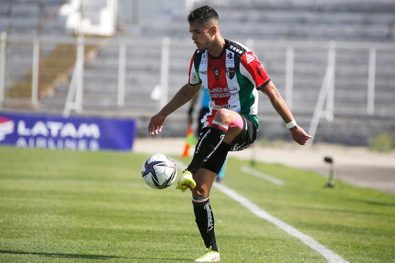 El jugador Vicente Fernández controla la pelota durante un partido de Palestino.