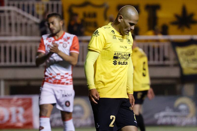 ¿Se acerca el retiro? A Humberto Suazo se le acabó la temporada tras lesionarse de gravedad. Foto: Aton.