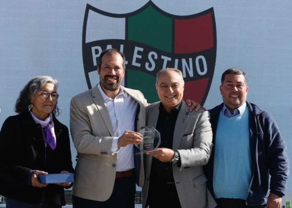Este año Palestino donó a la comuna de La Cisterna un centro con seis multicanchas, una cancha de pádel, una pista de patinaje profesional. Foto: IG Palestino