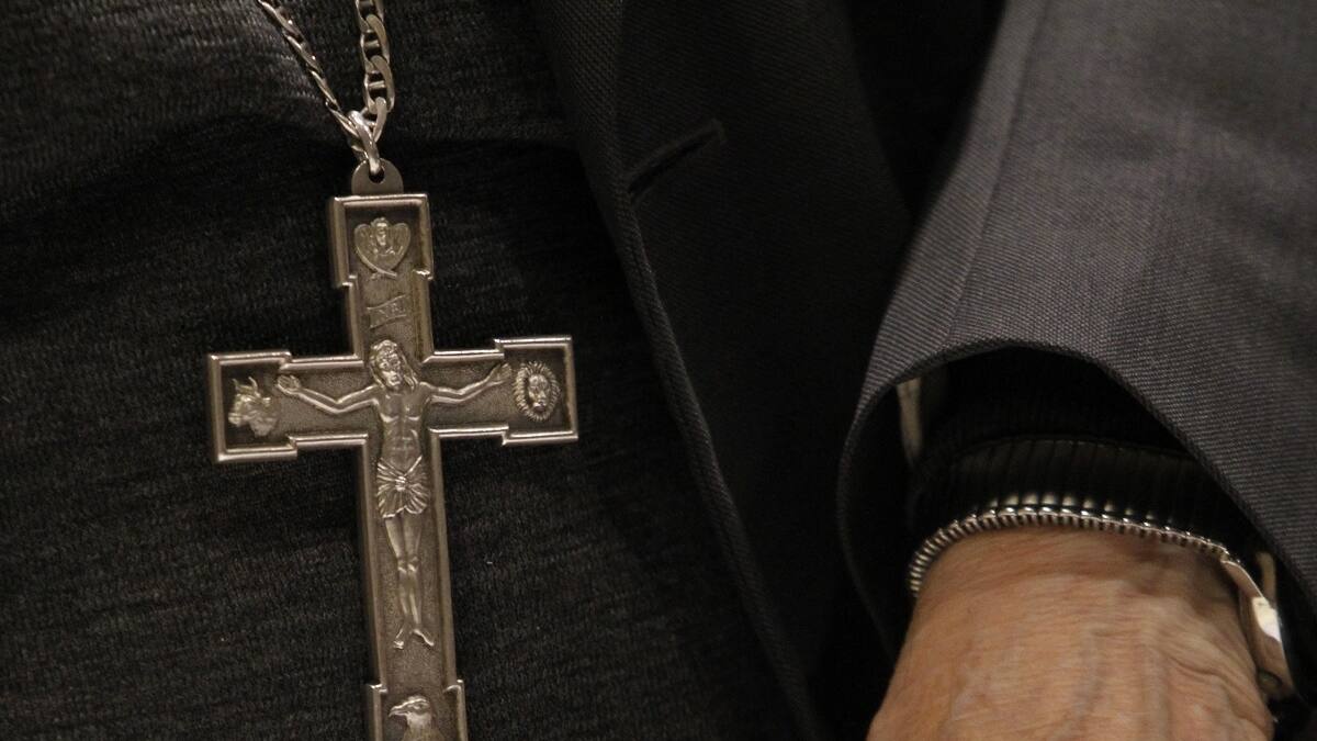Un sacerdote renunció luego de que la iglesia le invalidará miles de bautizos